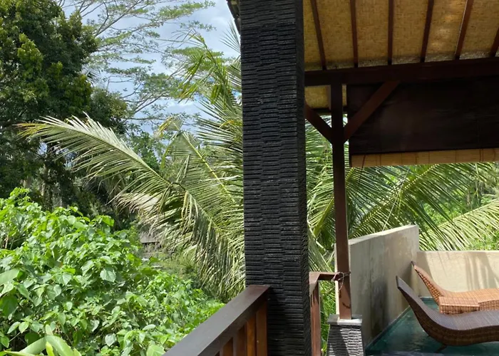 Widi's House With Jungle Lush View アパート