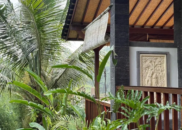 Widi's House With Jungle Lush View アパート